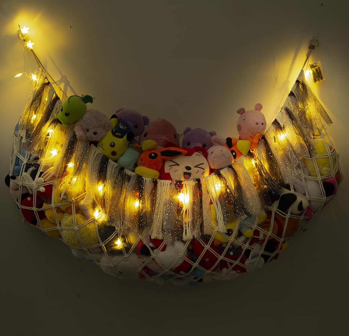 Großes Makramee-Plüschtier-Netz oder Hängematte Großes Plüschtiernetz oder Hängematte mit LED-Licht. Teddybär-Aufbewahrung. Wandhängendes Spielzeugnetz für Plüschtiere