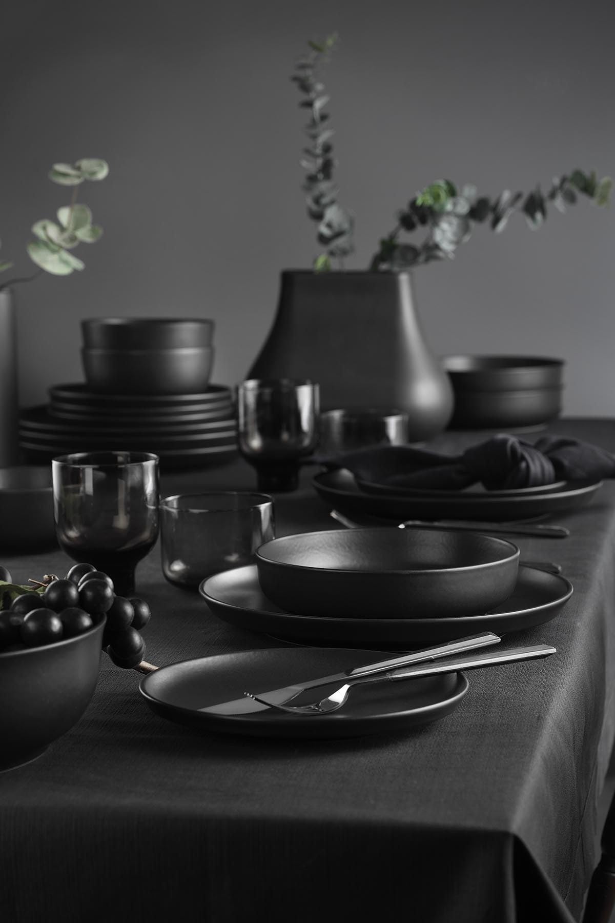 Elegante juego de cena de 16 piezas, color negro mate, 100% porcelana, incluye platos de servicio, platos profundos, platos para tartas y cuencos, apto para lavavajillas y microondas
