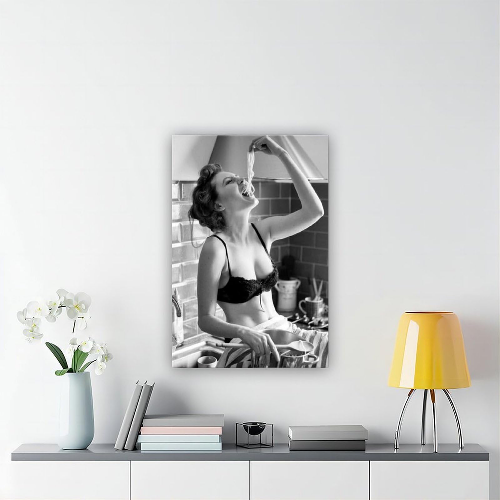 Spaghetti Girl, Spaghetti Woman, Pasta Time, Pasta Moment Scandi S, Barilla, Schwarz und Weiß, Wohnleinwand, Wandkunst, Poster und Drucke, Raum, ästhetische Schlafzimmer, Bürodekoration, 61 x 91 cm