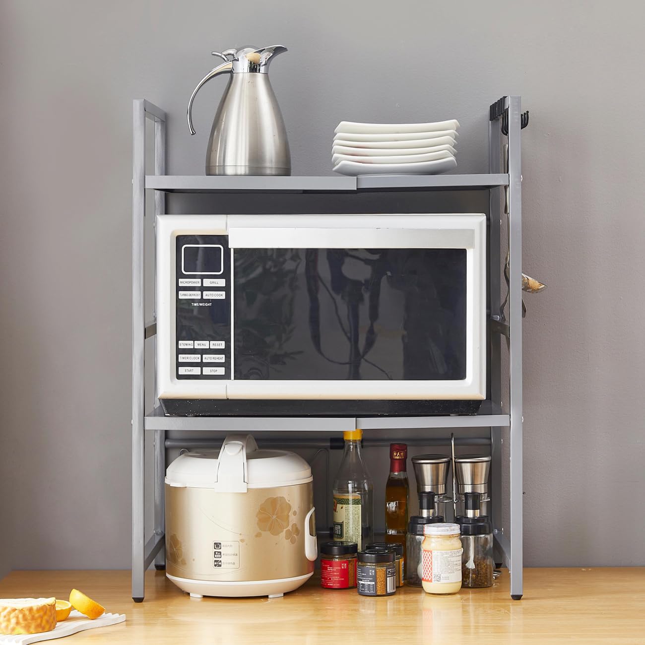 Scaffale espandibile per forno a microonde, organizer telescopico da cucina con 6 ganci, autoportante regolabile, resistente supporto per microonde, per pentole e padelle (grigio a 3 livelli)