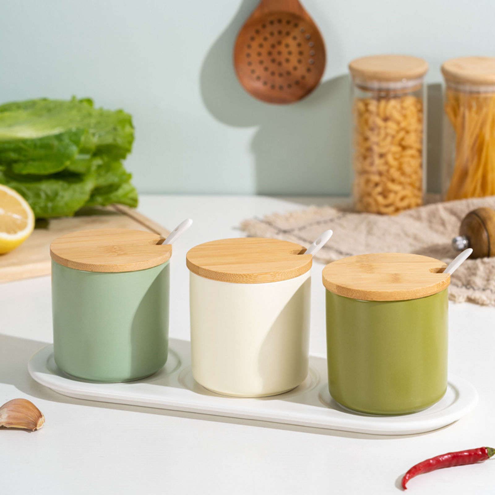 Vorratsdosen aus Glas, nordisches Gewürzglas, Gewürzbehälter mit Löffel und Holzdeckel, einfaches Gewürzdosen-Set für Basis, Porzellan-Gewürz-Organizer, Küche und Esszimmer, Gewürztöpfe, Weiß, 2-eckig