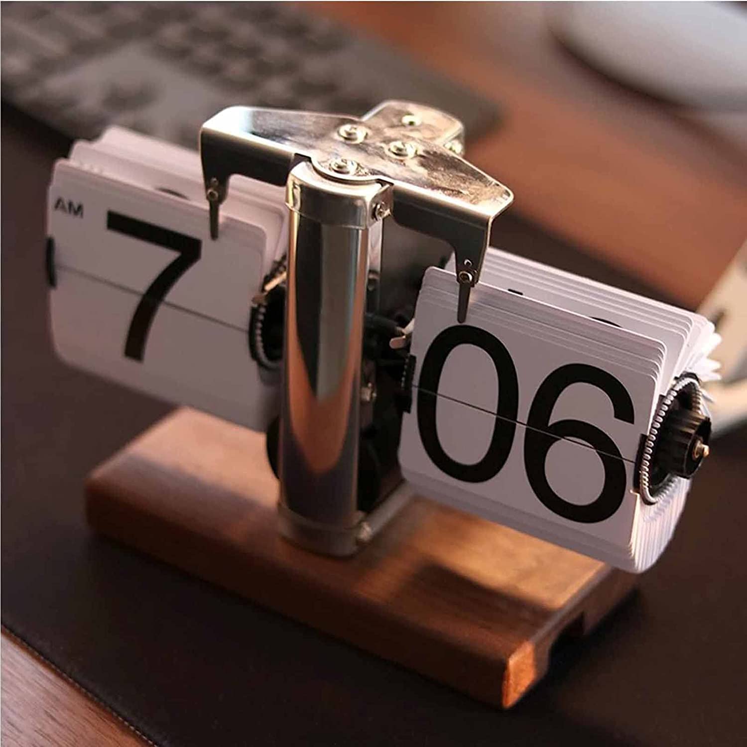 Orologio Da Tavolo Digitale Retr&ograve; A Fogli Mobili - Base Legno Noce, 24 Ore, Meccanica Automatica