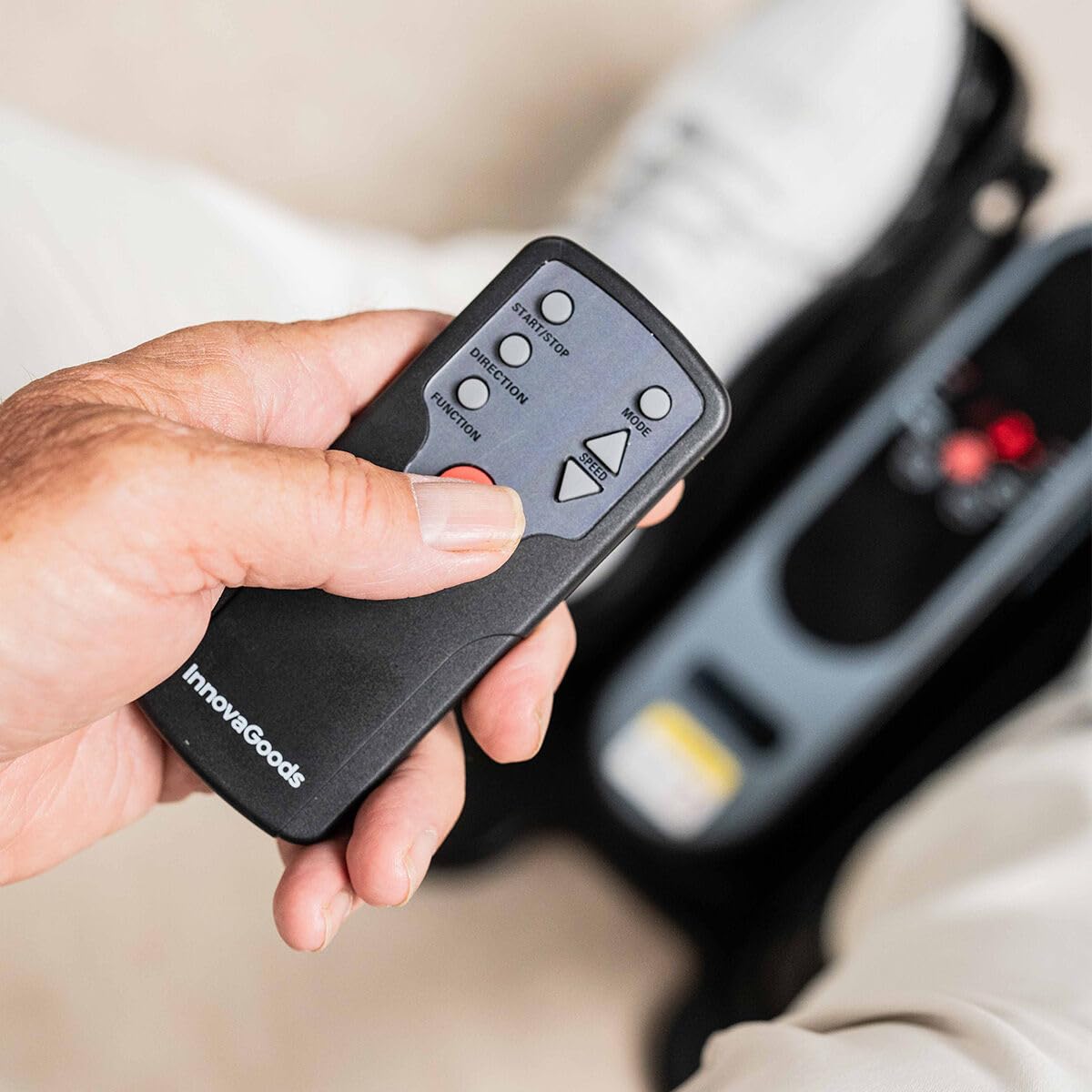 InnovaGoods Mini elliptique avec télécommande, pédales statiques pour Personnes âgées, pédaleur électrique 5 Vitesses, 3 programmes automatiques, Compteur numérique LCD, Moteur Silencieux