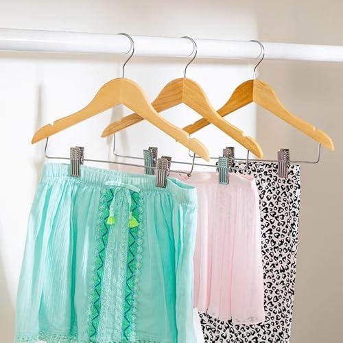 شماعة خشب مزودة بمشابك للأطفال، شماعات أطفال خشب ناعمة ومتينة/ شماعات للأطفال/ شماعة بخطاف يدور بزاوية 360 درجة - شماعات رائعة للأطفال الصغار لتعليق الفساتين والجيب والبناطيل (طبيعي، 10 قطع)