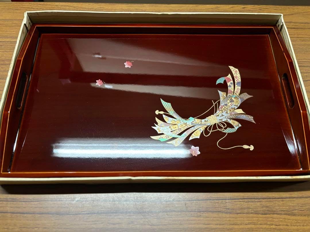 花模様の漆器 お盆 深い赤色 持ち手付き 長手盆 金粉