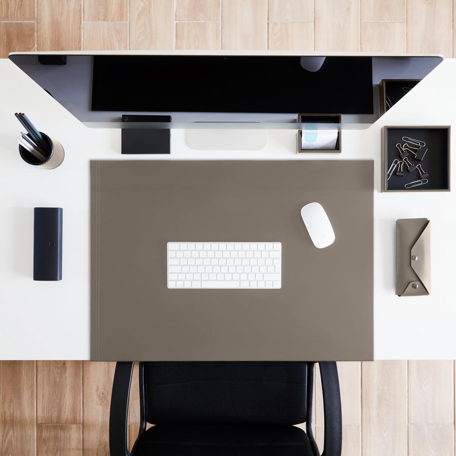 Eglooh - Urania - Protector Mesa Escritorio en Cuero Gris Topo cm 70x50 - Antideslizante, Estructura Interna en Acero con Perfil Frontal en Forma de L, Costuras Artesanal - Made in Italy