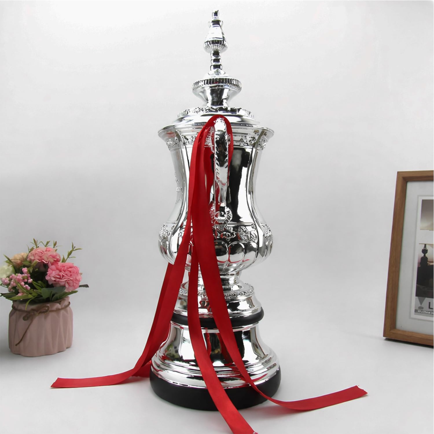 Nachbildung Der FußBall FA Cup Trophäe Mit Farbband FußBall Champion Trophäen Fans Büro Heimdekoration Erinnerungsstücke Sammlung Display Ornamente Kunstharz,32cm