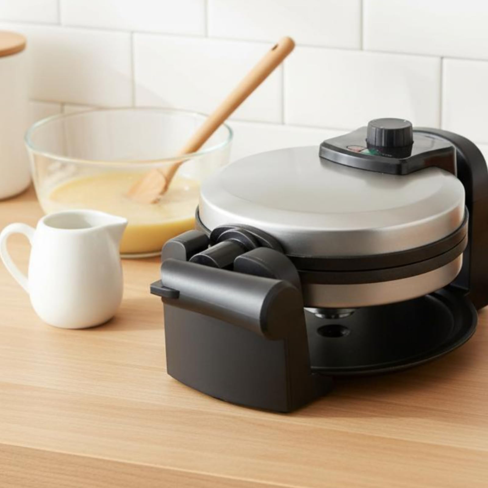 Waflera Eléctrica Redonda para Hogar Máquina de Waffles con Placas Antiadherentes Calefacción de Doble Cara Diseño Giratorio y Control de Temperatura