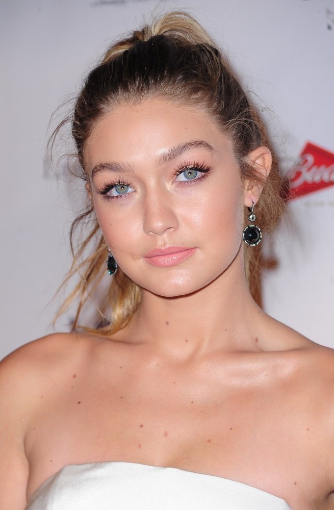 Amazon.com: Gigi Hadid At Arrivals For Global Lyme Alliance