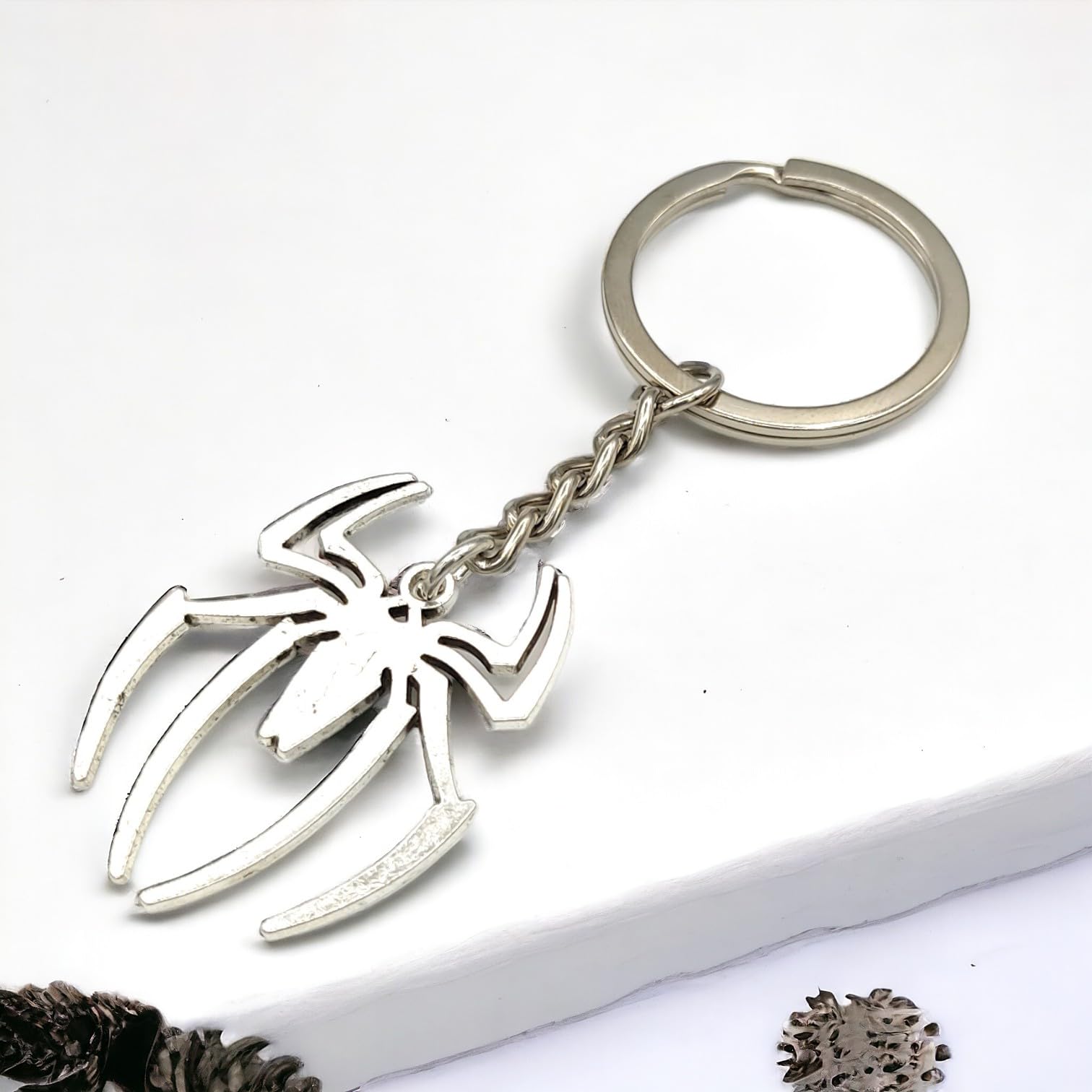 Promotech Superheld Spinne Schlüsselanhänger – Silberner Metall-Schlüsselring im Spider Design – Robustes Fan-Accessoire für Kinder & Erwachsene