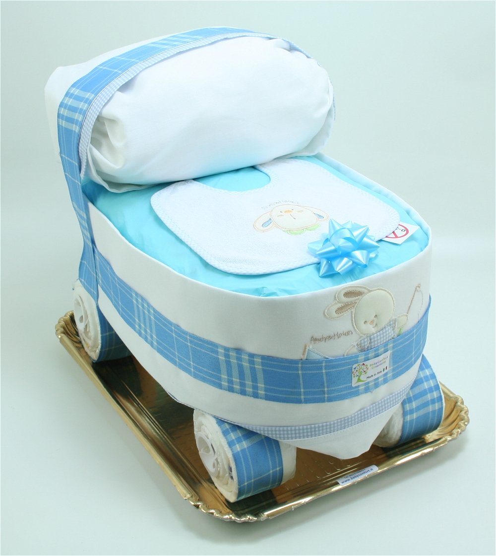 Torta di Pannolini Carrozzina Azzurra con 48 pannolini 3/6 kg, parure lenzuolini da carrozzina, bavaglia e prodotti di cosmesi di qualità. Made in Italy