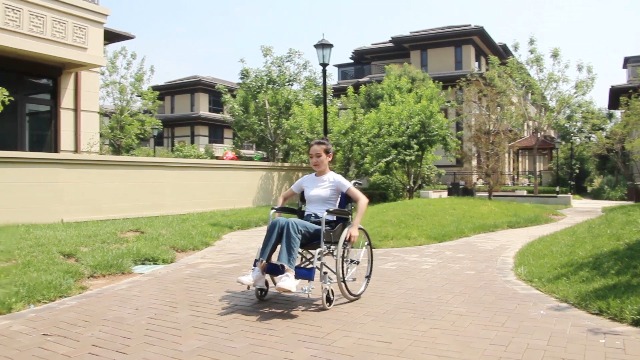 Amazon | Jucwlle 車椅子 折りたたみ 軽量 車イス 車いす ノーパンク 
