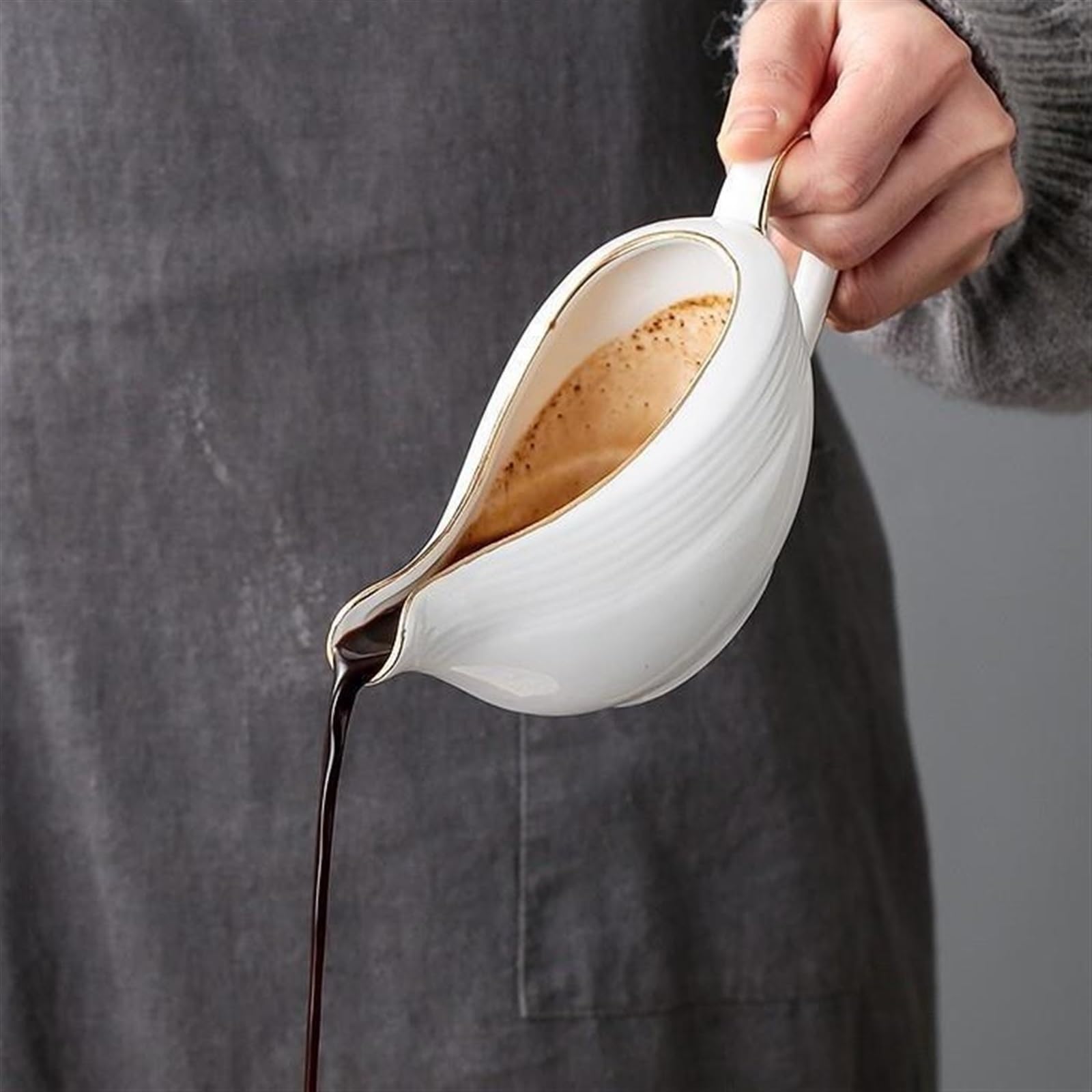 Elegante salsiera in porcellana bianca da 209,8 g, con bordo dorato e manico ergonomico, ideale per salse, condimenti per insalata, latte e altro ancora