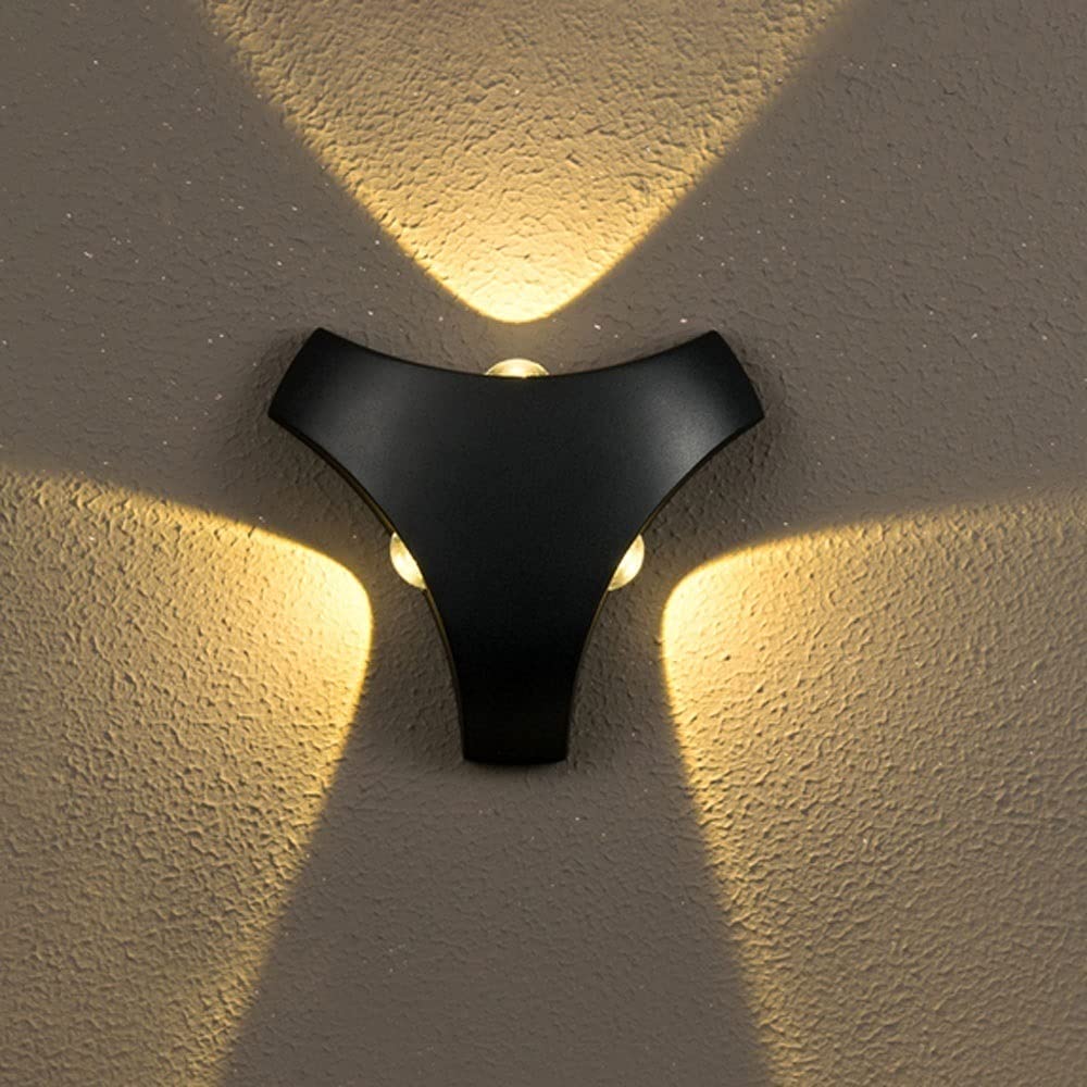 Applique murale triangulaire en aluminium pour éclairer une façade sombre