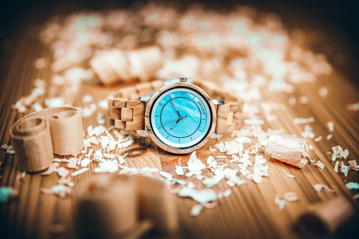 LAiMER orologio al quarzo - orologio da polso in legno per donna - analogico, quadrante di madreperla, lancette luminescente - Ø 36mm - Imballaggio in legno - Zero Waste LAiMER orologio al quarzo - orologio da polso in legno per donna - analogico, quadrante di madreperla, lancette luminescente - Ø 36mm - Imballaggio in legno - Zero Waste