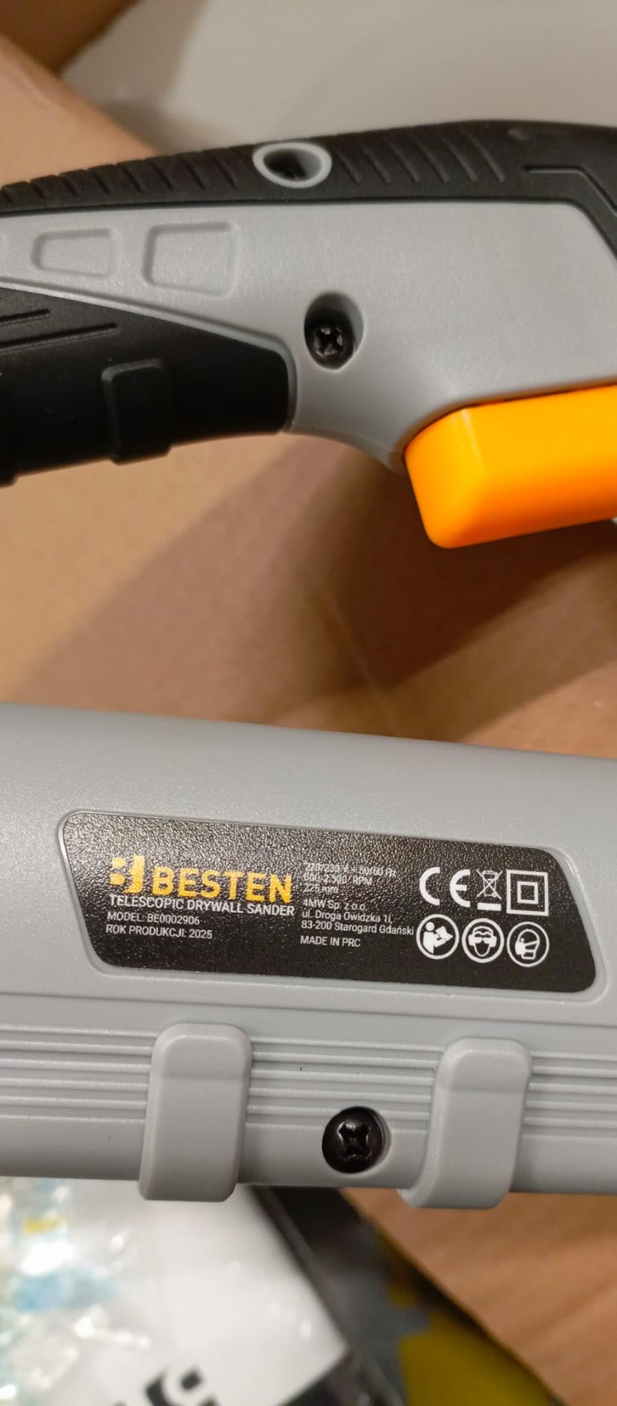 Szlifierka żyrafa do gipsu i gładzi 225 mm, 900 W, LED 360°, teleskop 150–220 cm, odsysanie pyłu z regulacją ssania, 30 papierów, torba BESTEN