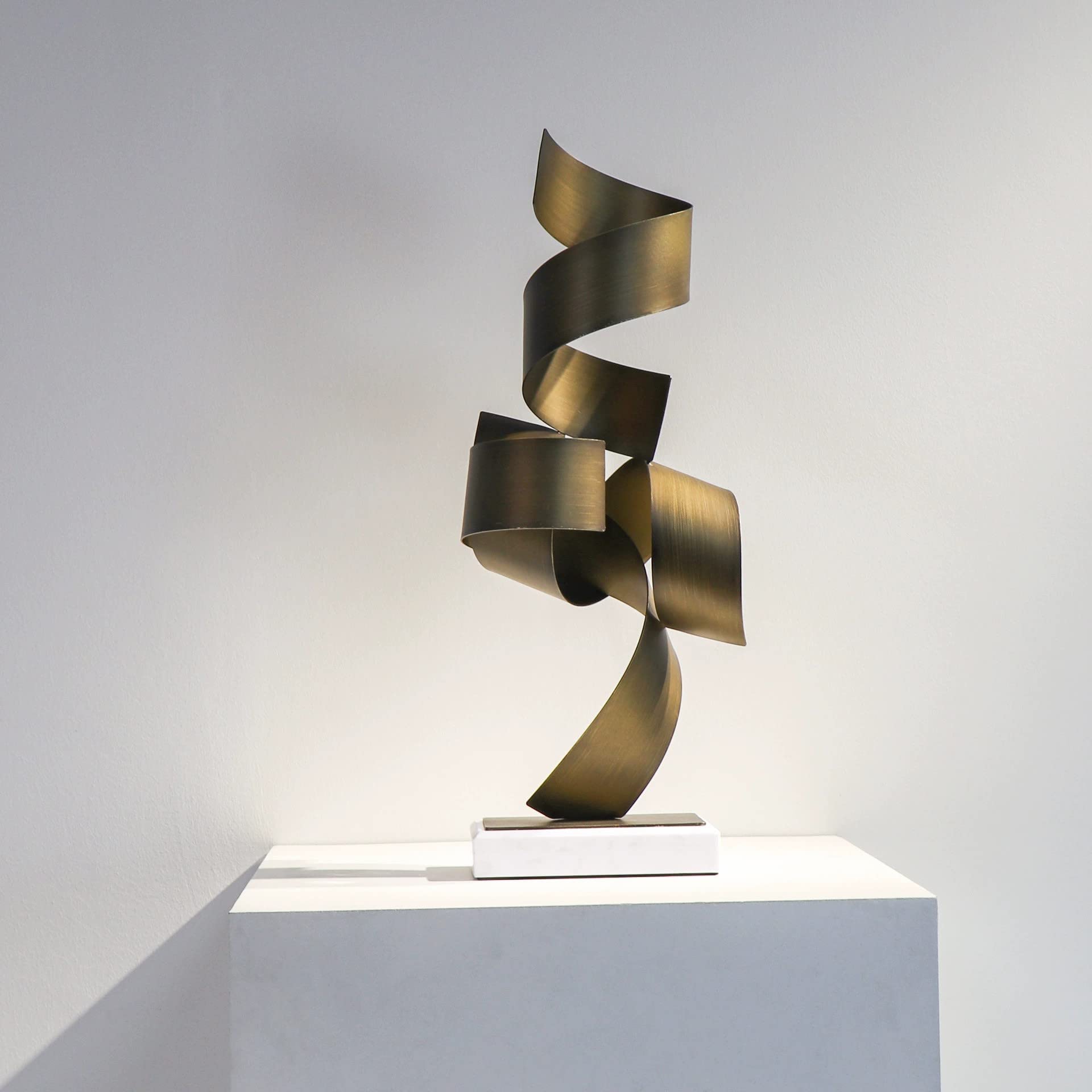 Escultura geométrica Abstracta de Hierro Dorado de 19 Pulgadas con Base de mármol: estatuilla de decoración Moderna para el hogar, el Hotel y la Oficina