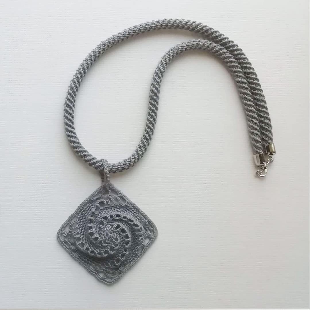 collana con pendente di pizzo, collana all'uncinetto