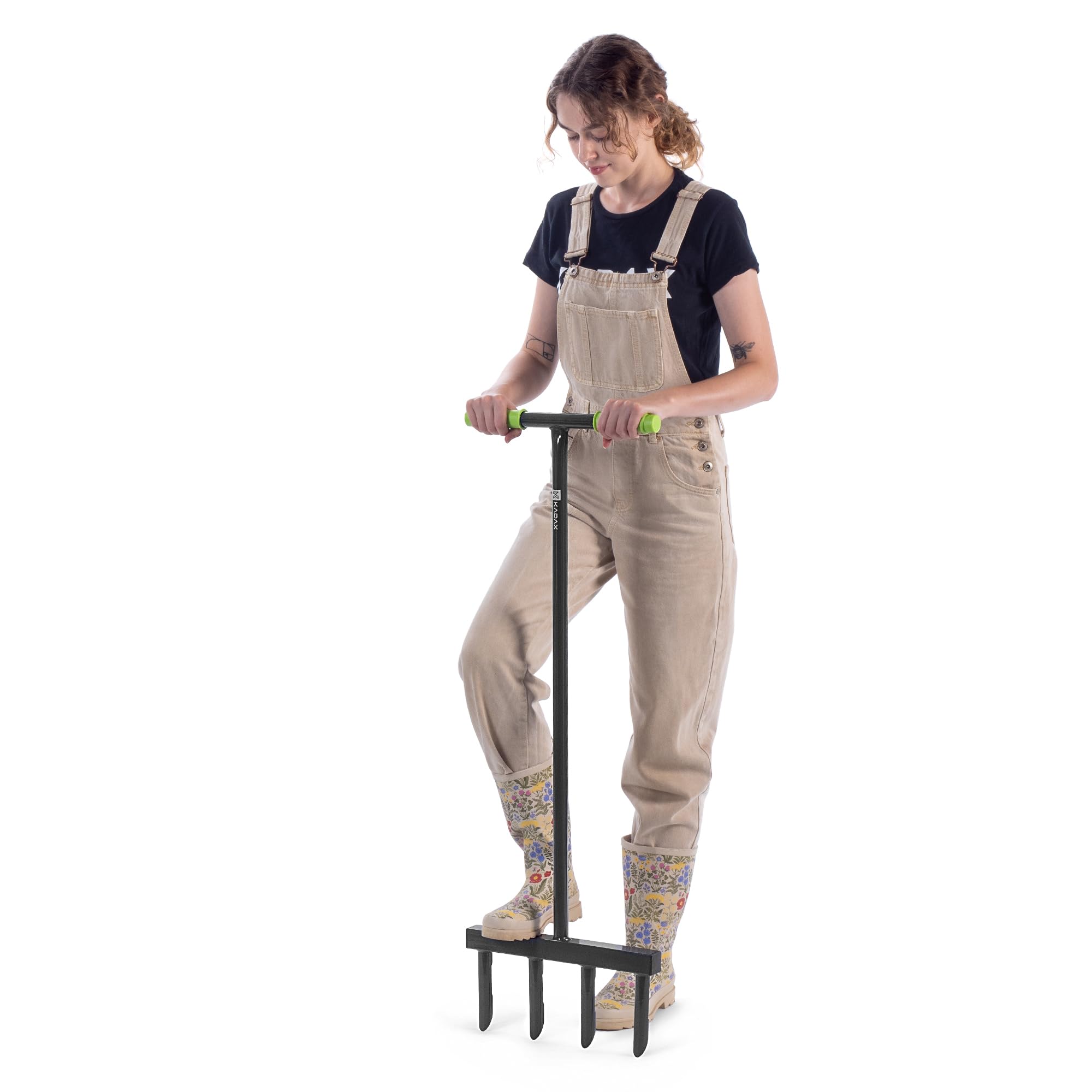 KADAX Rasenlüfter Hand-Aerifizierer | 4 Zinken T-Griff | Rasen belüften Boden lockern | langlebiges Gartenwerkzeug | für gesunden grünen Rasen