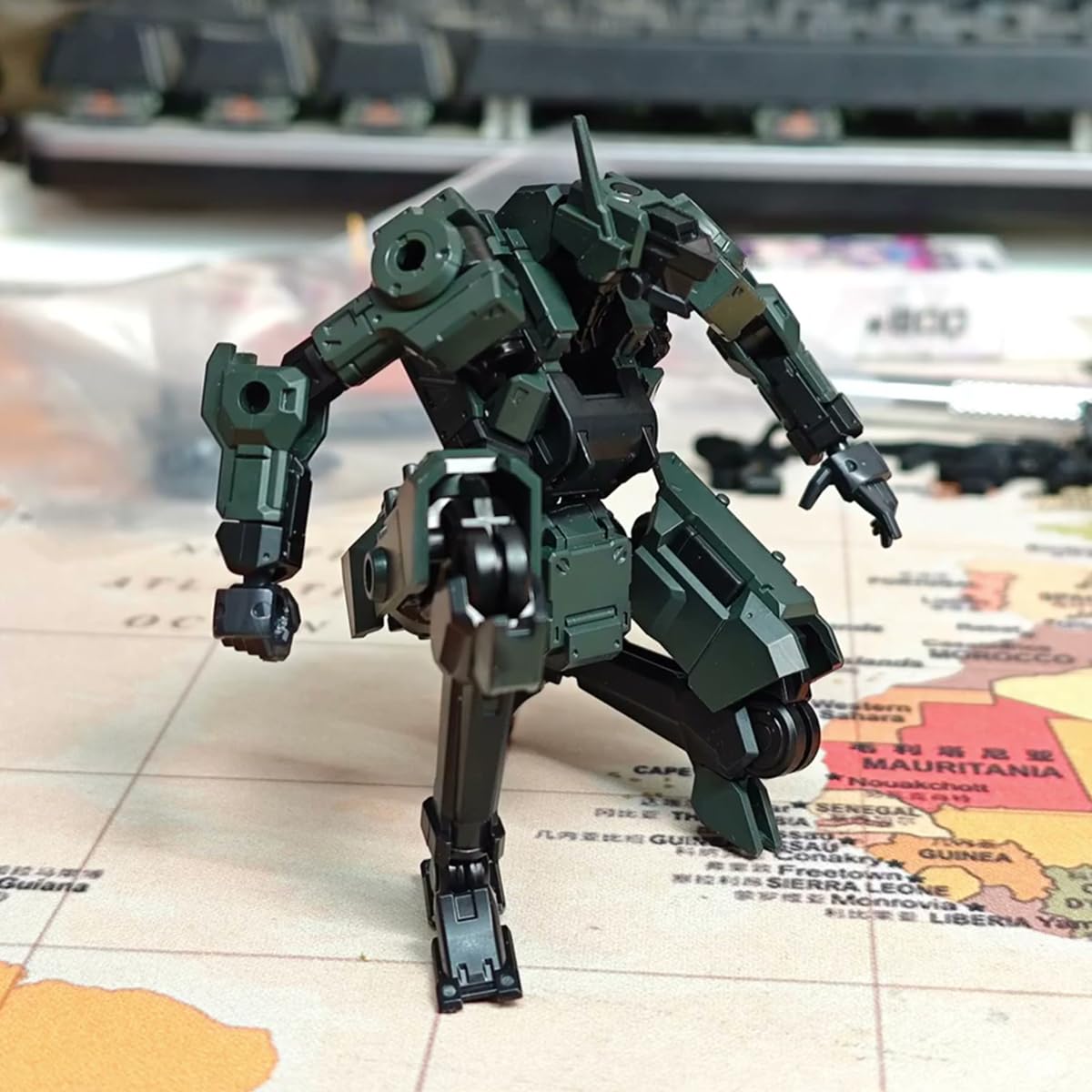 Amazon.co.jp: 酋長大陸 1/18 鋒狼 アーミーグリーン 色分け済み