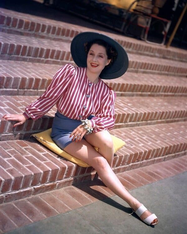 Norma Shearer Leggy pose 1940's usando pantalones cortos en setps color vivo 8x10 Foto