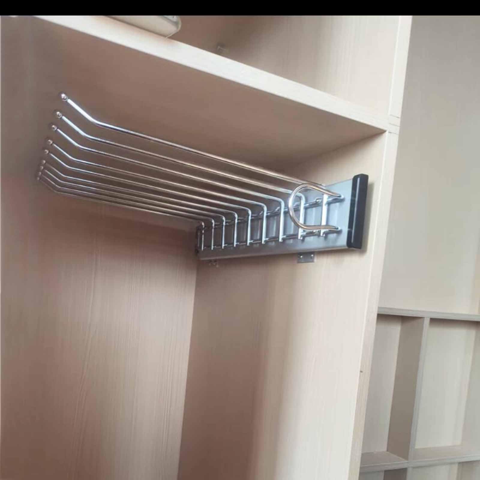 Tringle de suspension peu encombrante pour rangement jeans et manteaux