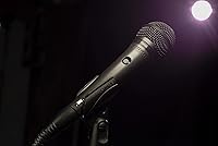 Vista 4 de Shure Kit de rendimiento escénico con micrófono de mano vocal dinámico cardioide PGA58, cable XLR y soporte de micrófono, para escenario o estudio