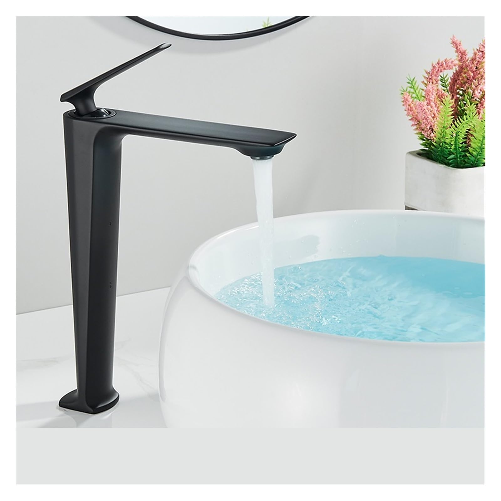 Grand robinet de lavabo noir mat pour sublimer votre routine matinale