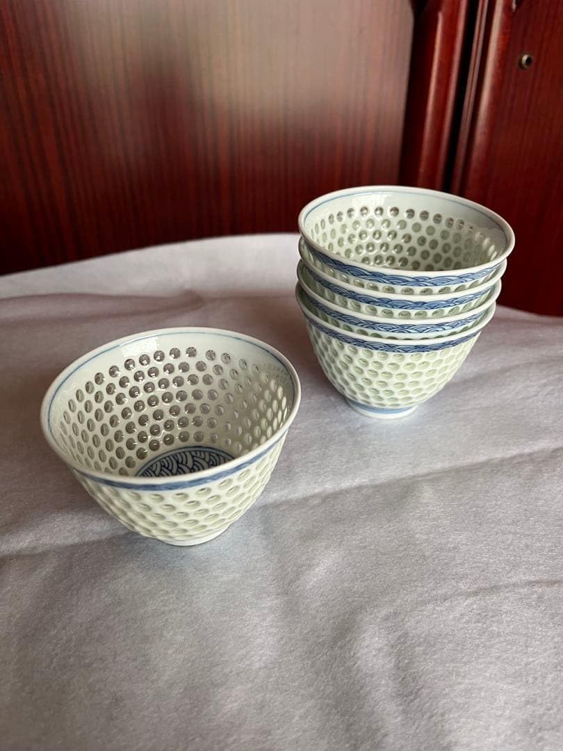 Amazon.co.jp: 波佐見焼 湯呑み 丹心窯 水晶彫 青海波 5客セット 白磁