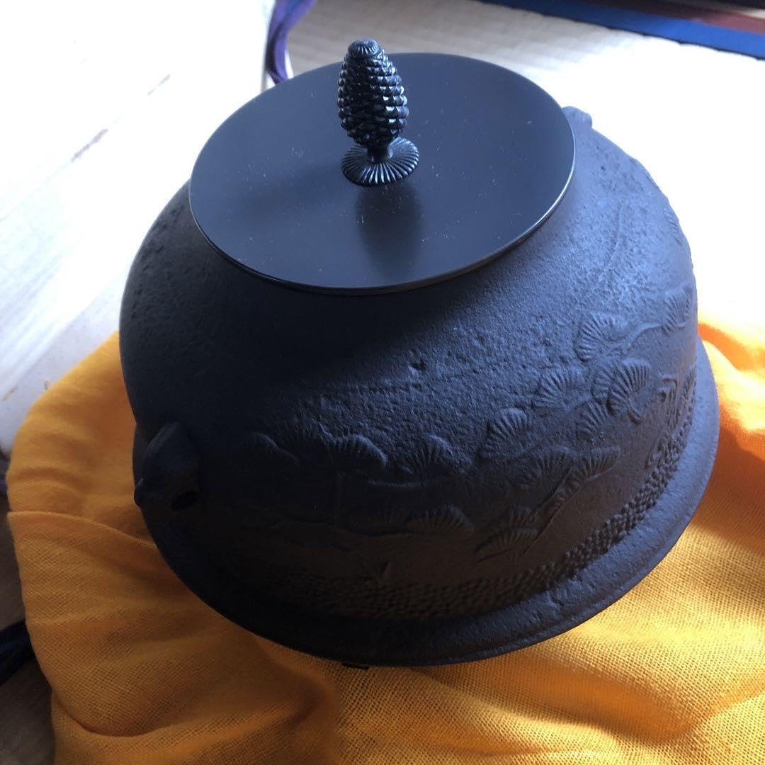 茶道具　釜師　畠春斎作　松喰鶴文　真形釜　共箱　V　R8579B 茶道具 釜師 畠春斎作 松喰鶴文 真形釜 共箱 V R8579B - メルカリ