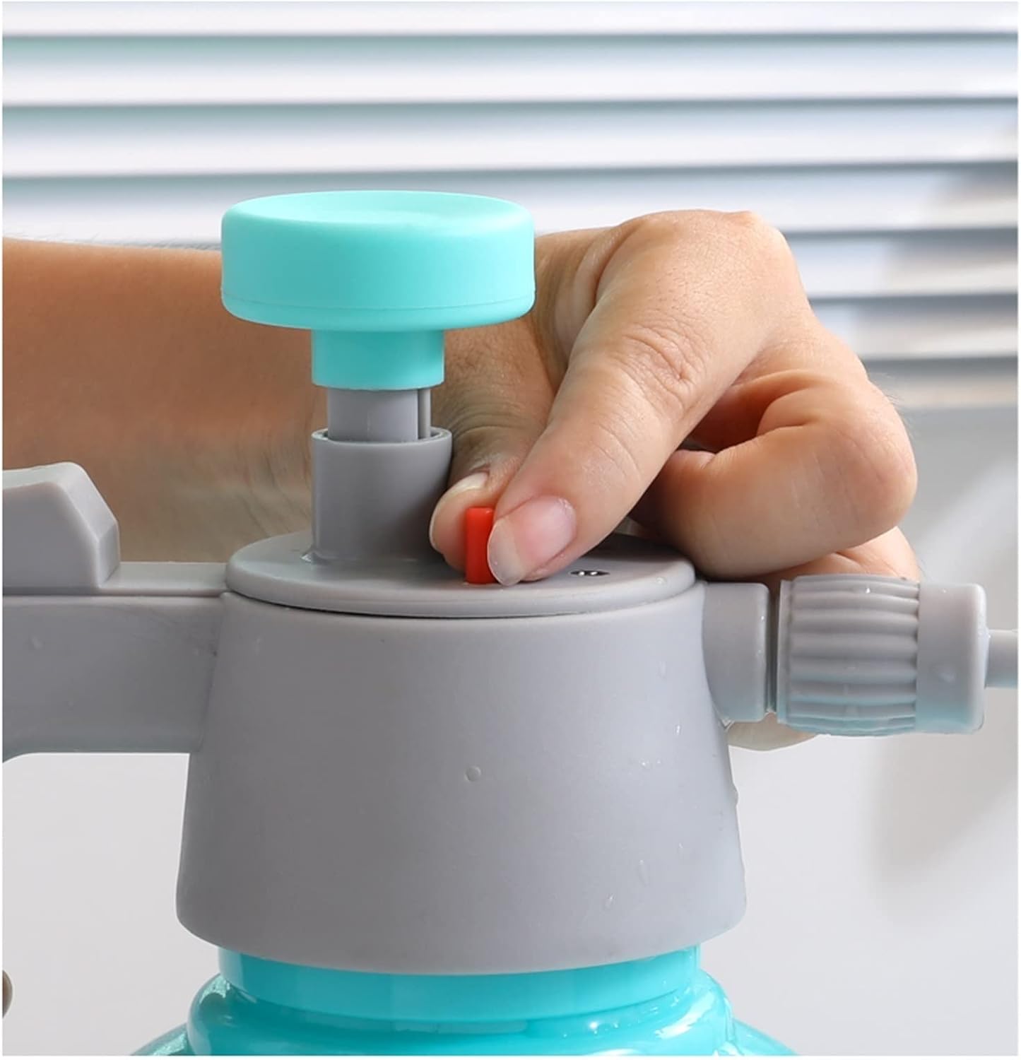 Sprinkler Bottle Manual Garden Sprayer Hand Gallon Lawn Pressure Pump Sprayer Valve Adjustable Nozzle Lawn Garden Sprayers Blue White Sprinkling can(White)