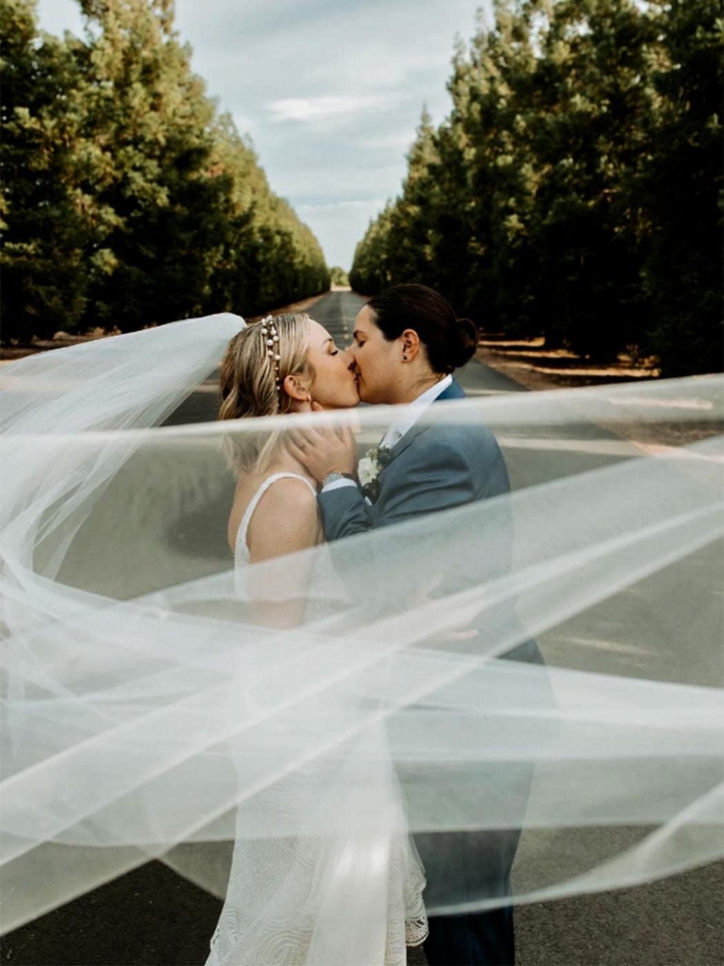 CASDRE Cathedral Length Veil 1 Tier Long Bridal Veil Bride Wedding Veils Cut Edge with Comb(118" L-59 W) - Image 3