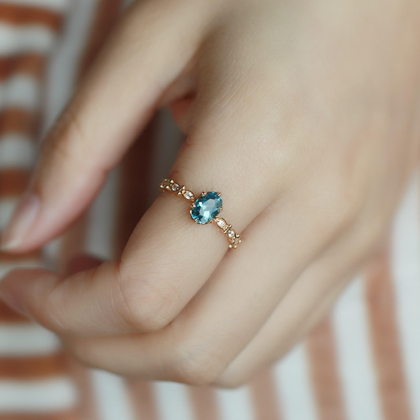 Anillo de solicitud de oro amarillo de 9 K/14 K/18 K con forma ovalada azul topacio filigree