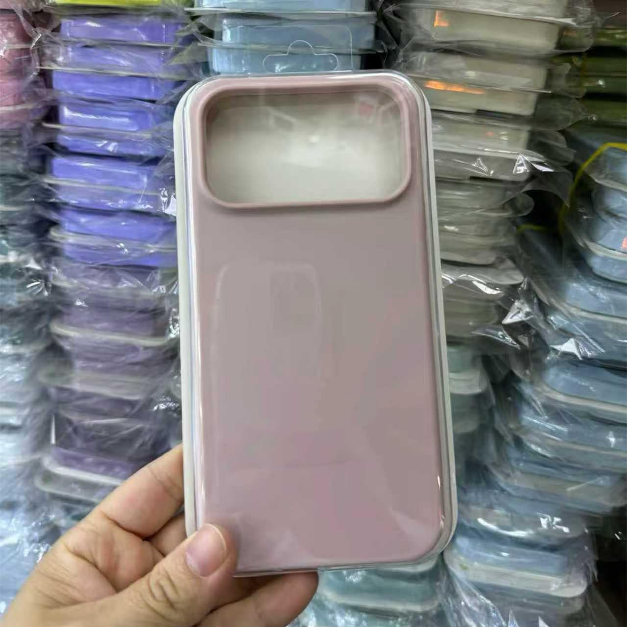 Coque silicone liquide iPhone 13 Pro violet clair lisse antichoc - 2