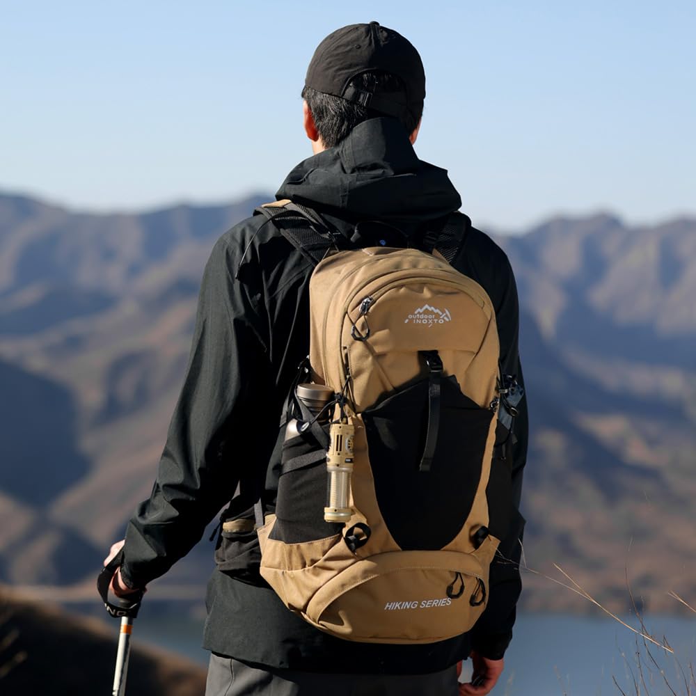 INOXTO Wanderrucksack 25L, mit 3L Wasserbeutel leichter Wanderrucksack mit Regenschutz für Bergsteigen, Wandern, Camping, OutdoorSportarten für Damen und Herren (Khaki, standard)