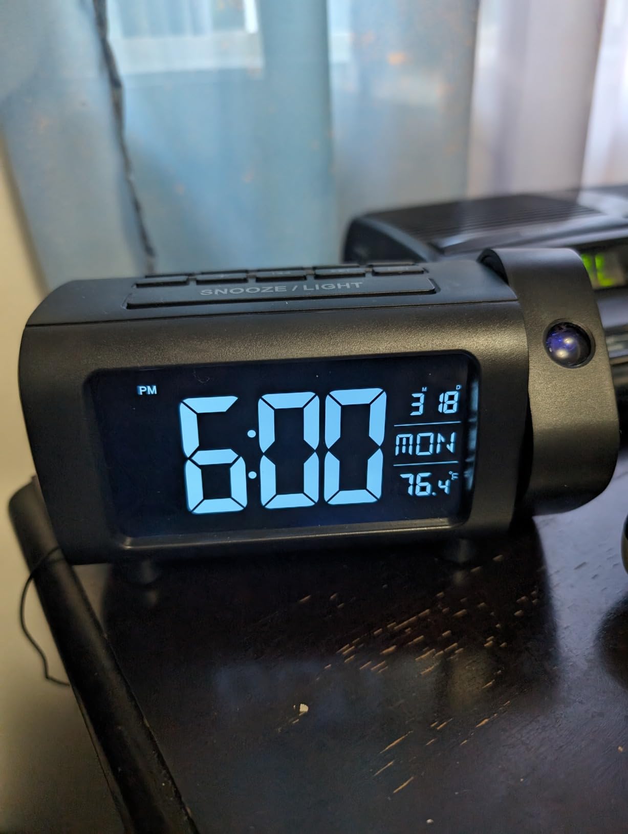 LIORQUE Projection Alarm Clock for Bedroom, Radio Alarm Clock with Projection on