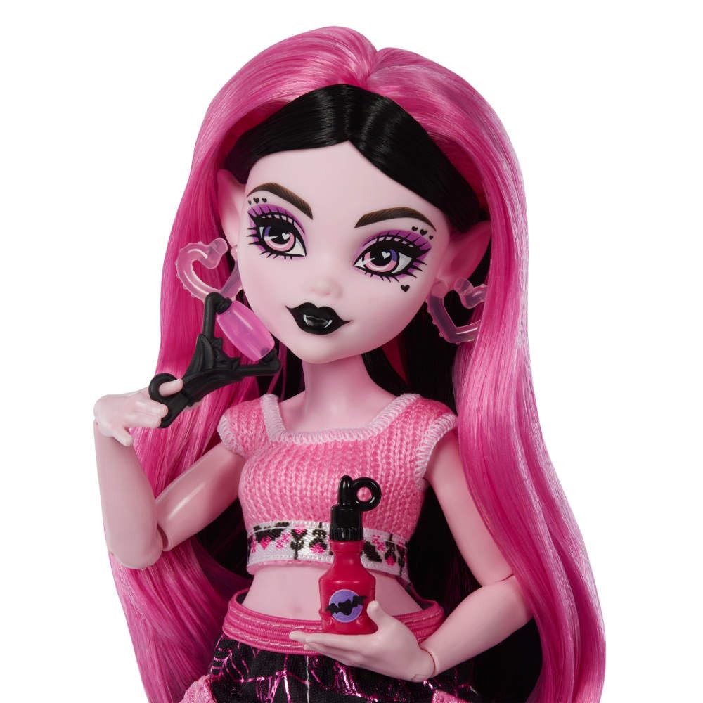 Monster High Straszyrelaks self-care Draculaura Zestaw, lalka + akcesoria-niespodzianki, w tym wałek do twarzy i personalizowana tablica, zabawka dla dzieci 4+, JHK43