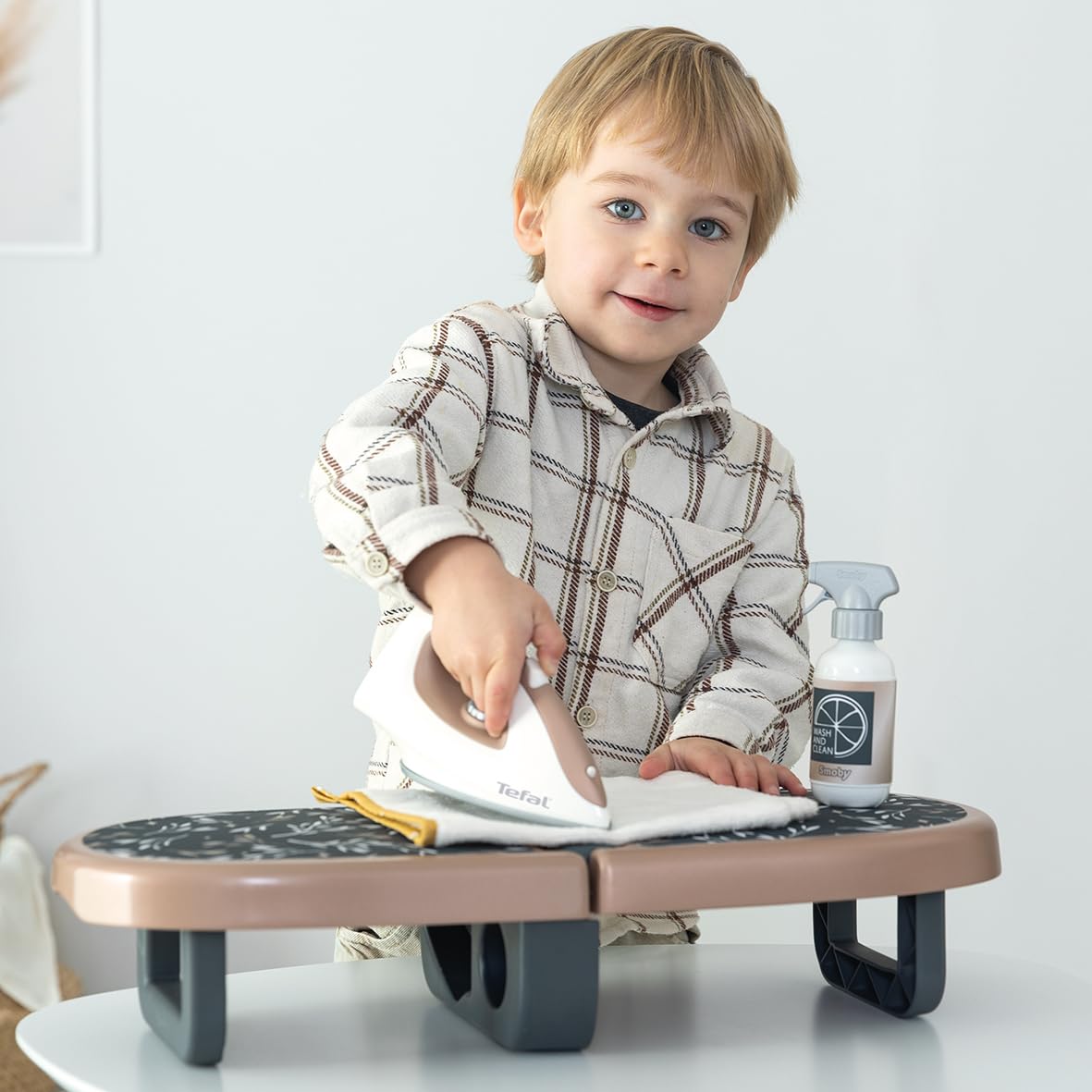 Smoby - Tefal Bügelbrett für Kinder - Faltbare Mitnehm-Spiel-Bügelstation mit Spielzeug-Bügeleisen & Sprühflasche - Kompakt & realistisch - mit recyceltem Material, für Kinder ab 3 Jahren