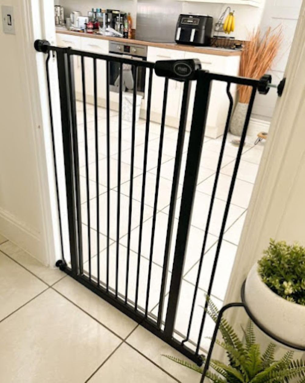 Bettacare Barreras de Seguridad estrechas para niños y Mascotas, 68.5cm - 75cm, Negro Mate, Puerta Extra Alta de 104cm de Altura, Barrera de presión para escaleras