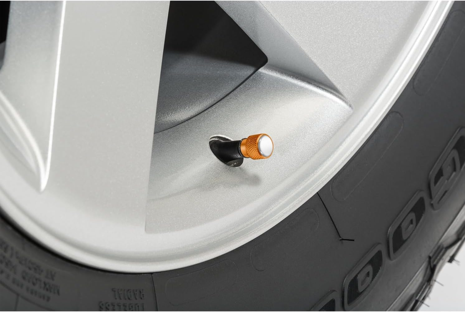 iPick Image for Dodge Scat-Pack in White on Golden Premium Anodized Aluminum Tire Valve Stem Caps - Set of 4