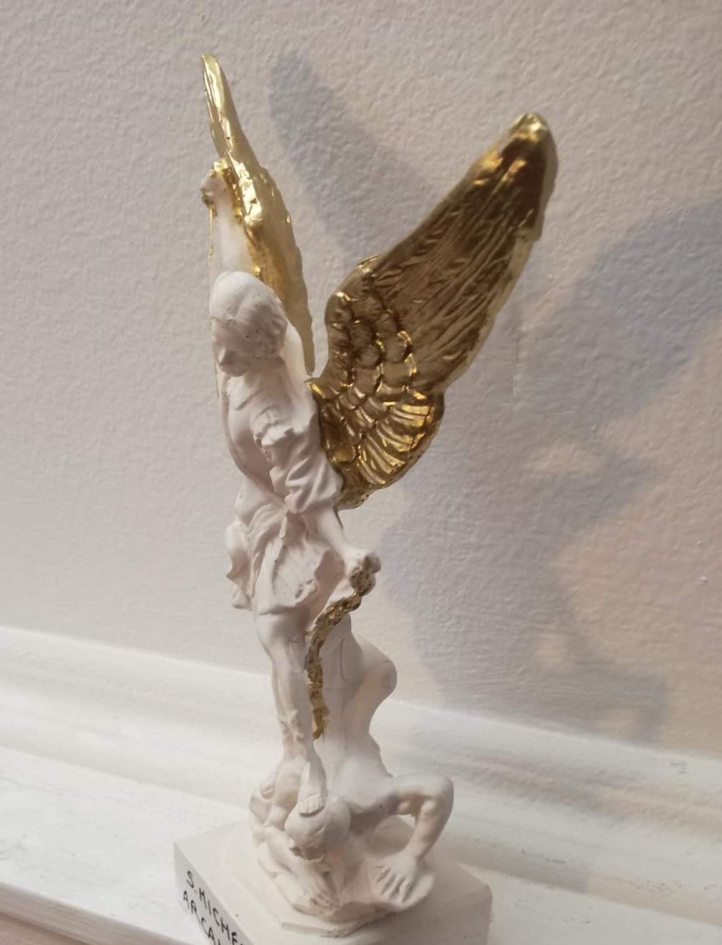 Eurofusioni Saint Michel Archange Statue - Figurine avec Couronne, épée et Ailes dorées peintes à la Main - H 21 cm