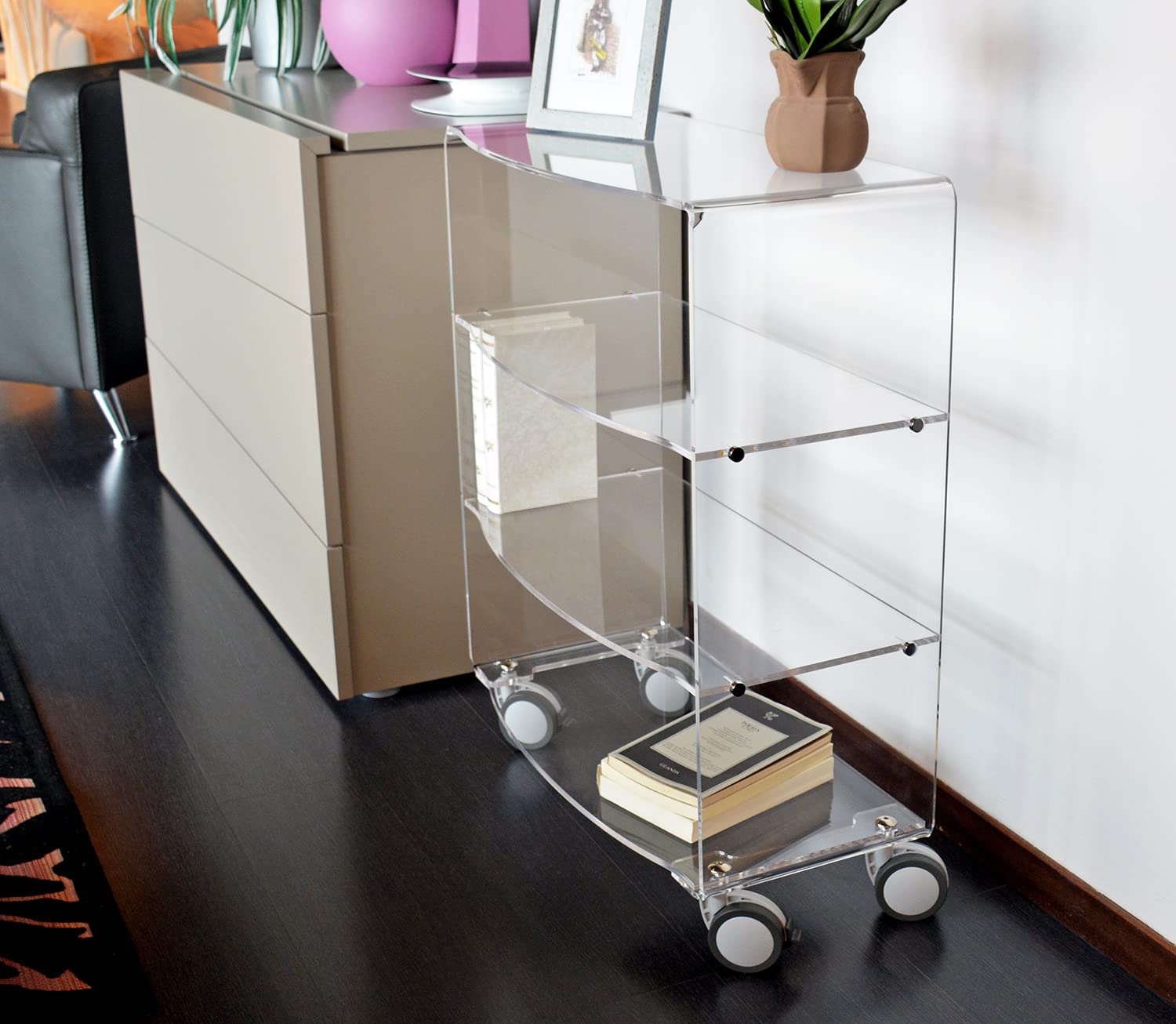 Slato Esperia - mobiletto vetrinetta con ruote in cristallo acrilico trasparente da soggiorno o camera da letto a quattro ripiani, Libreria, Salotto, design moderno Made in Italy, cm. 32× 67 × h 82