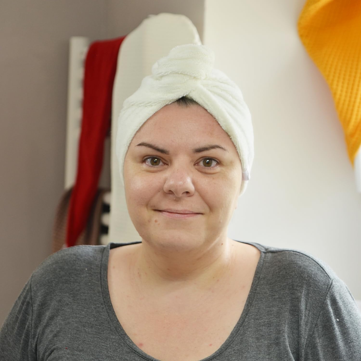 Toalla para el Cabello de Microfibra de bambú x2 – Absorbente y Suave – Secado rápido – Turbante con Cierre de botón – Fabricación Francesa (Beige Claro Capuchino)