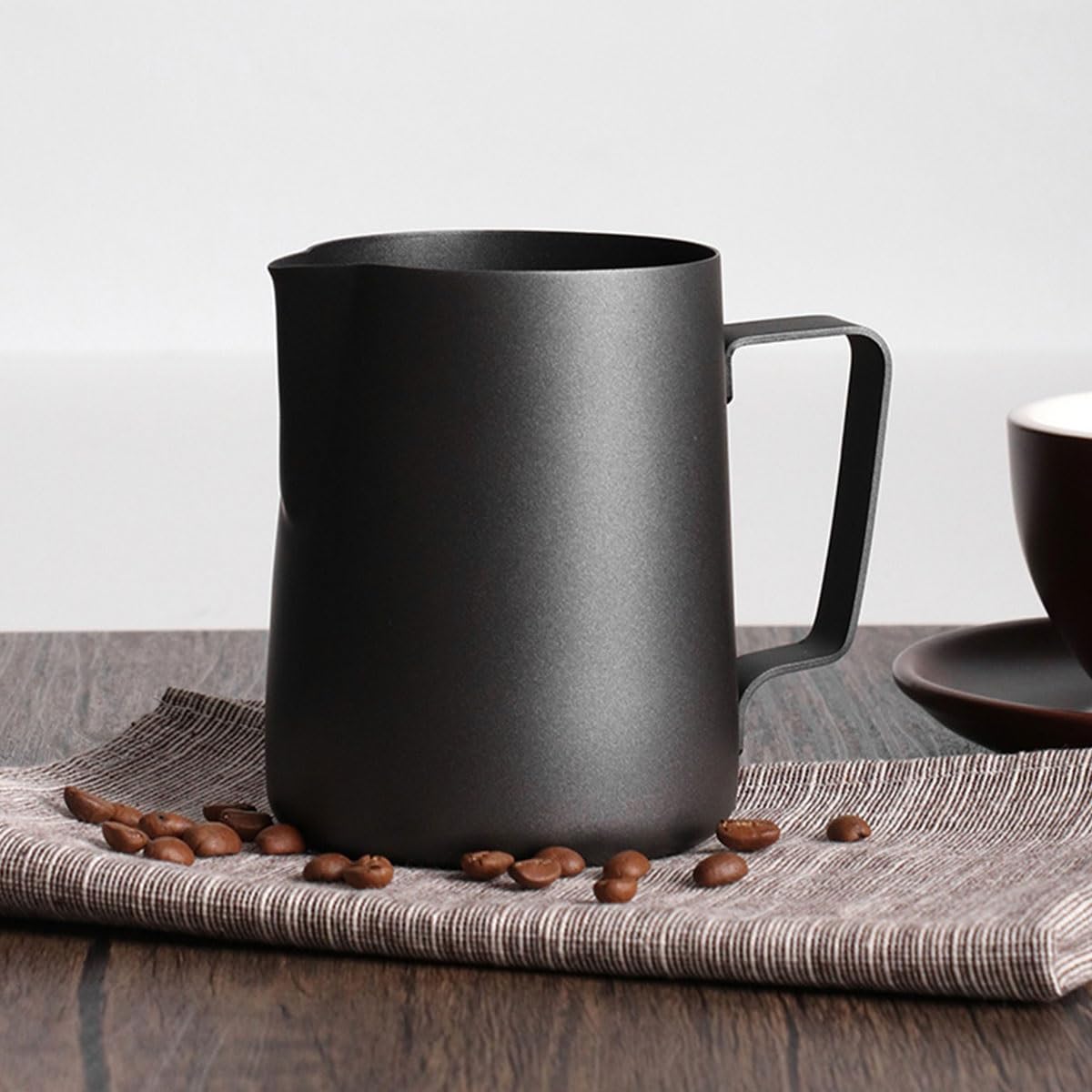 YCKEGEW Pichet À Lait Noir Mousseurs À Lait pour Espresso en Acier Inoxydable 12oz 20oz pour Les Accessoires De Machine À Espresso Cappuccino, Finition Mate (Color : Nero, Size : 600ml/20oz)