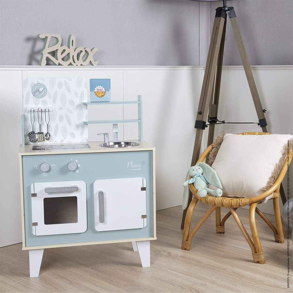 Janod - Cucina Giocattolo Plume - Mini Cucina per Bambini in Legno - con Forno, Lavello Inox, Armadietto, Pulsanti e Orologio - Cucina in Legno con 5 Accessori - Da 3 a 8 Anni, J06608