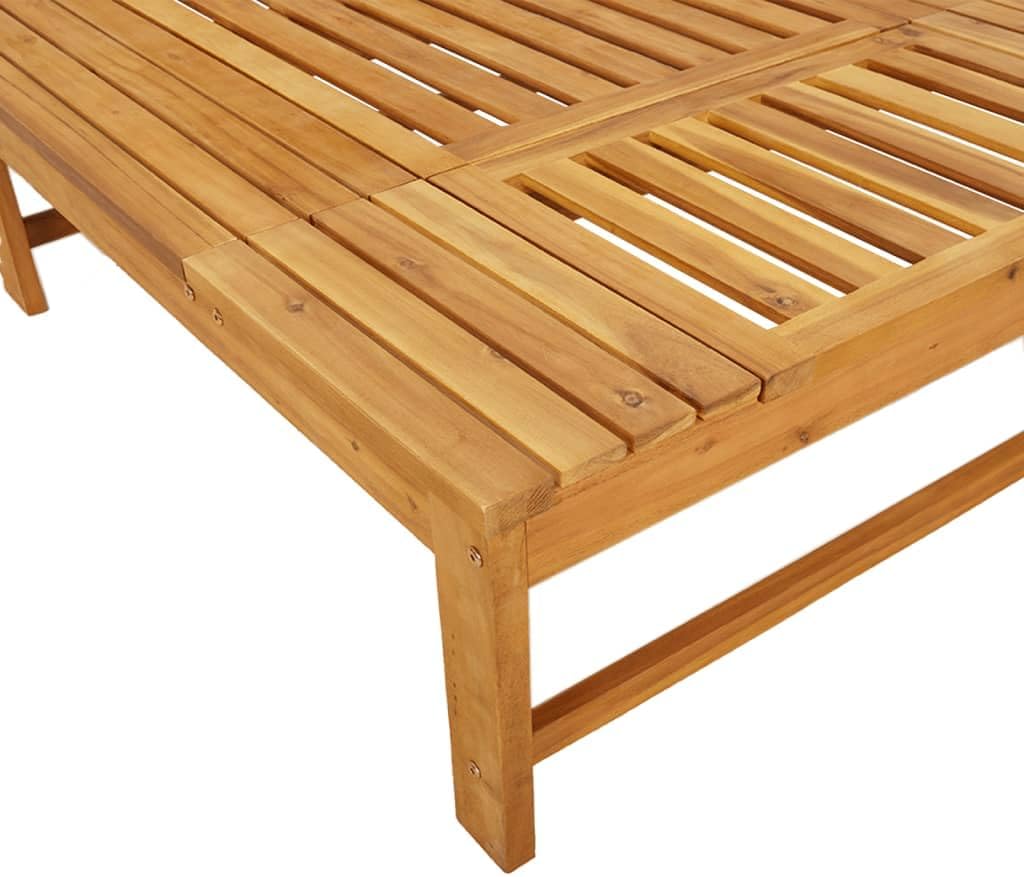 Close-up of the acacia wood construction of the sun lounger