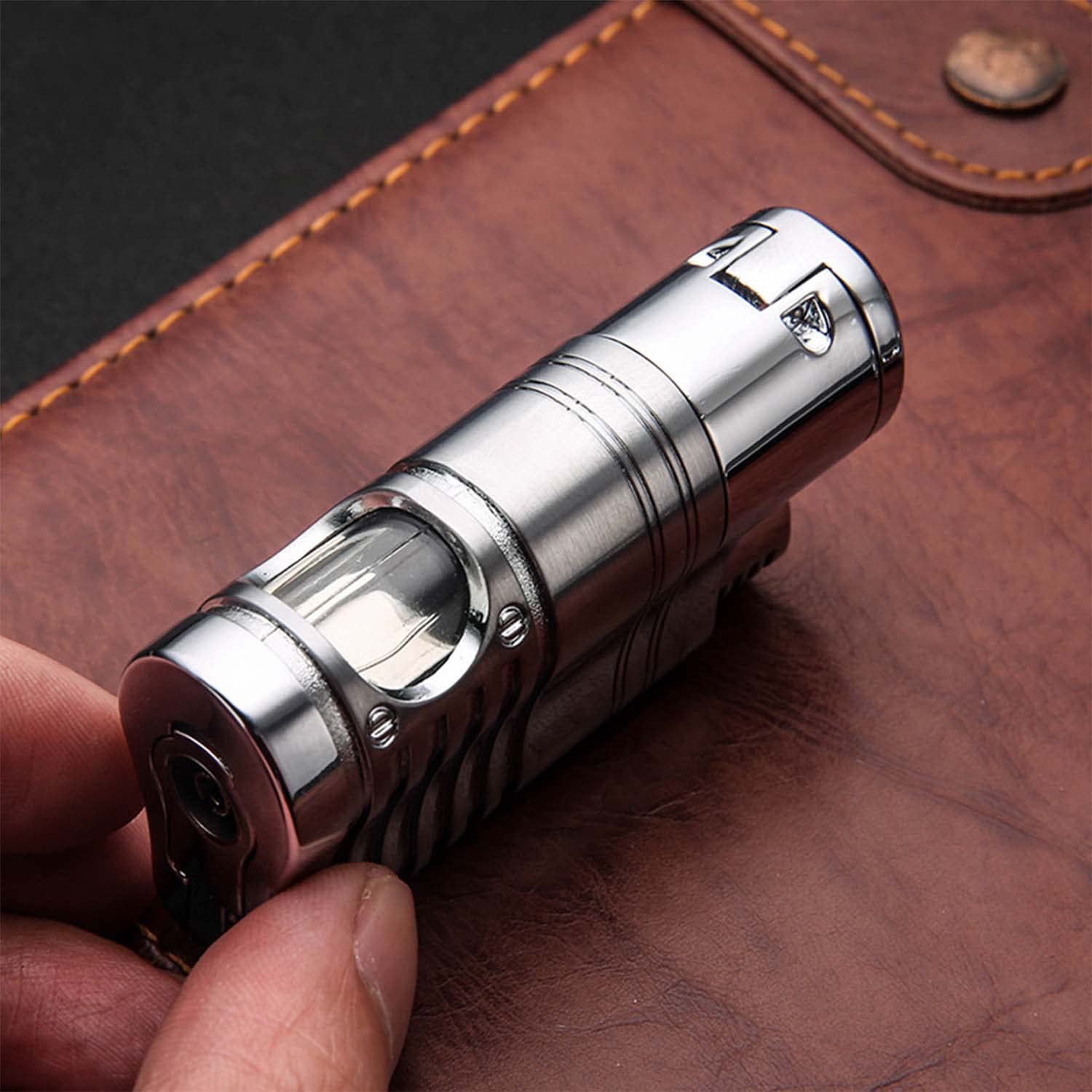 Torche Métal Briquet Flamme Puissante à 4 Jets Mini Portable Briquet de Poche avec Fenêtre Visible pour Cuisine Grill Barbecue Bougie Camping (sans Gaz Butane)