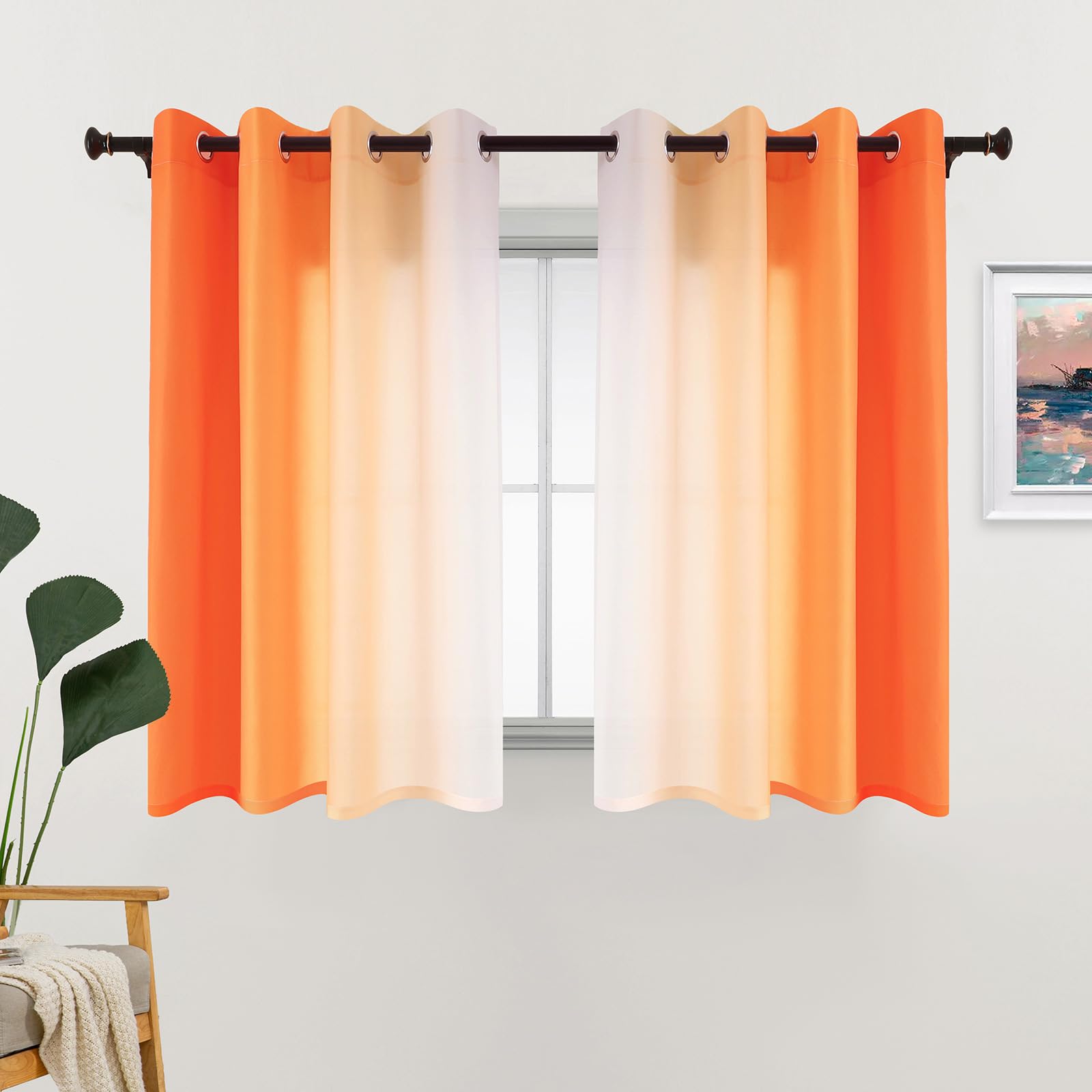 Rideaux pour chambre d'enfant L.Z.E orange et blanc créant une ambiance douce
