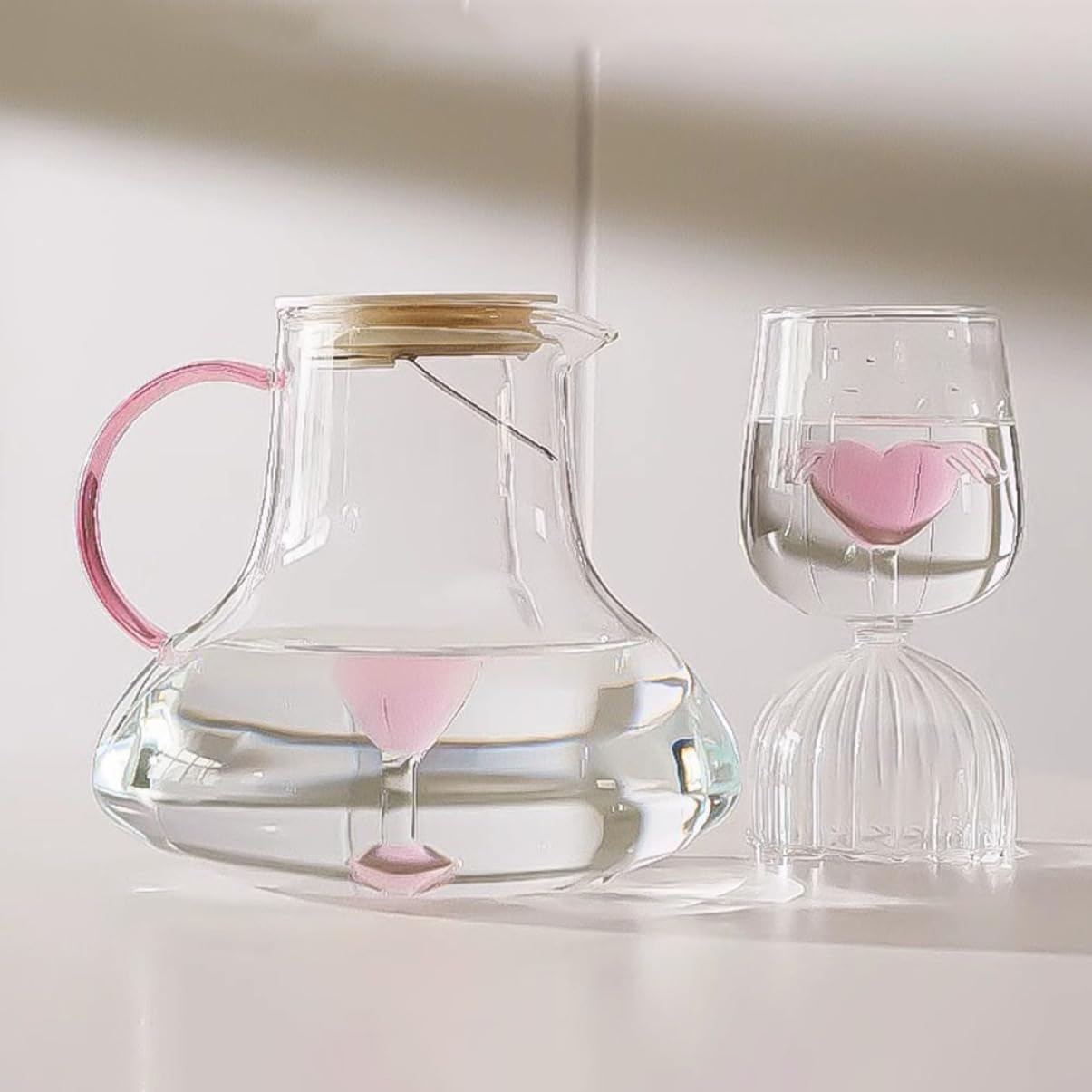 Alipis Großer Glaswasserkrug 1500ml mit Deckel und Griff Kaltwasserkrug aus Glas mit Praktischem Ausgießer für Restaurant und Große Partys Tropffrei und Elegant