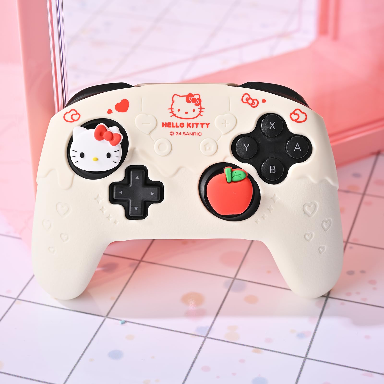Kuitmor Lot de coques de protection en silicone souple et antidérapant pour manette Switch Pro avec 2 capuchons de pouce et 1 autocollant (beige Hello Kitty)